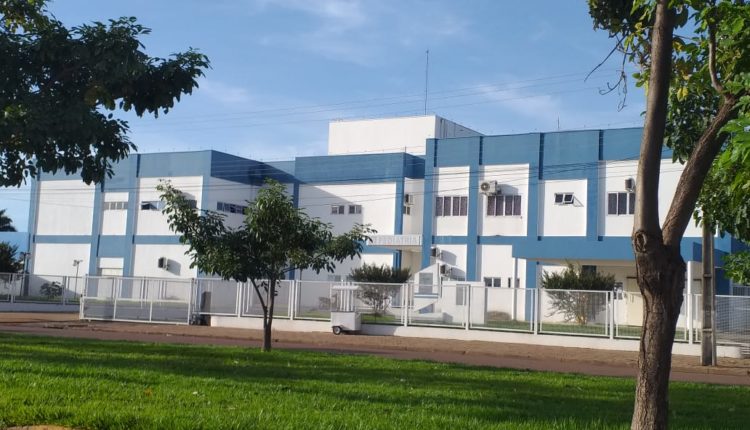 Homem fica ferido após moto bater em árvore