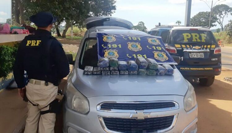 Mulher é presa com documento falso e transportando quase 30 kg de drogas em carro