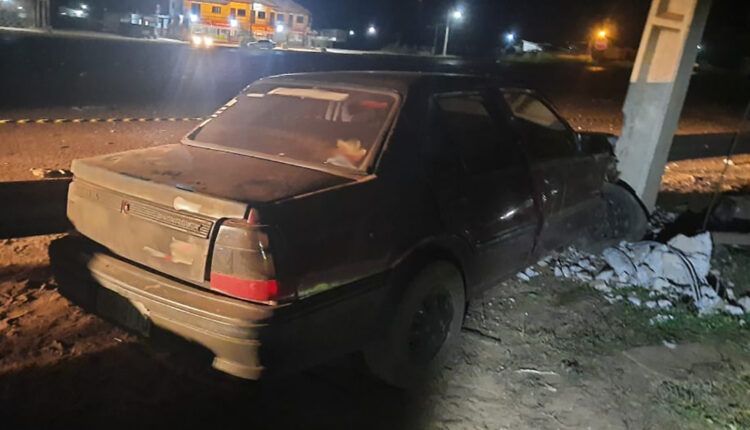 Carro bate em poste após motorista perder controle da direção