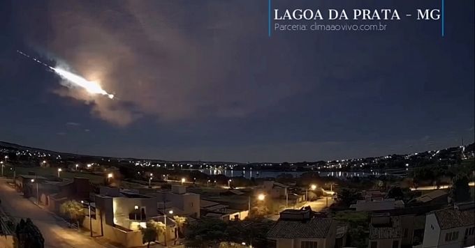 (Vídeo) População fica assustada após meteoro cair em Minas Gerais