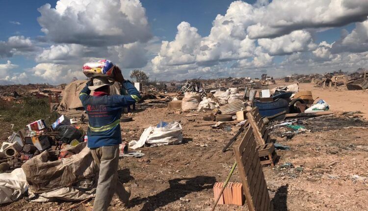 Secretaria doa cestas básicas a coletores de recicláveis no lixão em Sinop